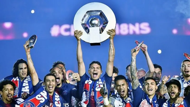 Cuộc tranh ngôi vương vô địch Ligue 1 diễn ra kịch tính